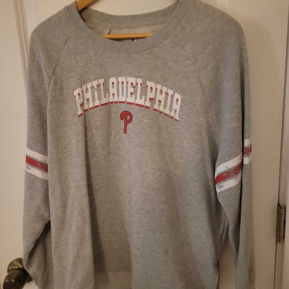 Philadelphia Phillies Women's Sweatshirt With Distressed Details